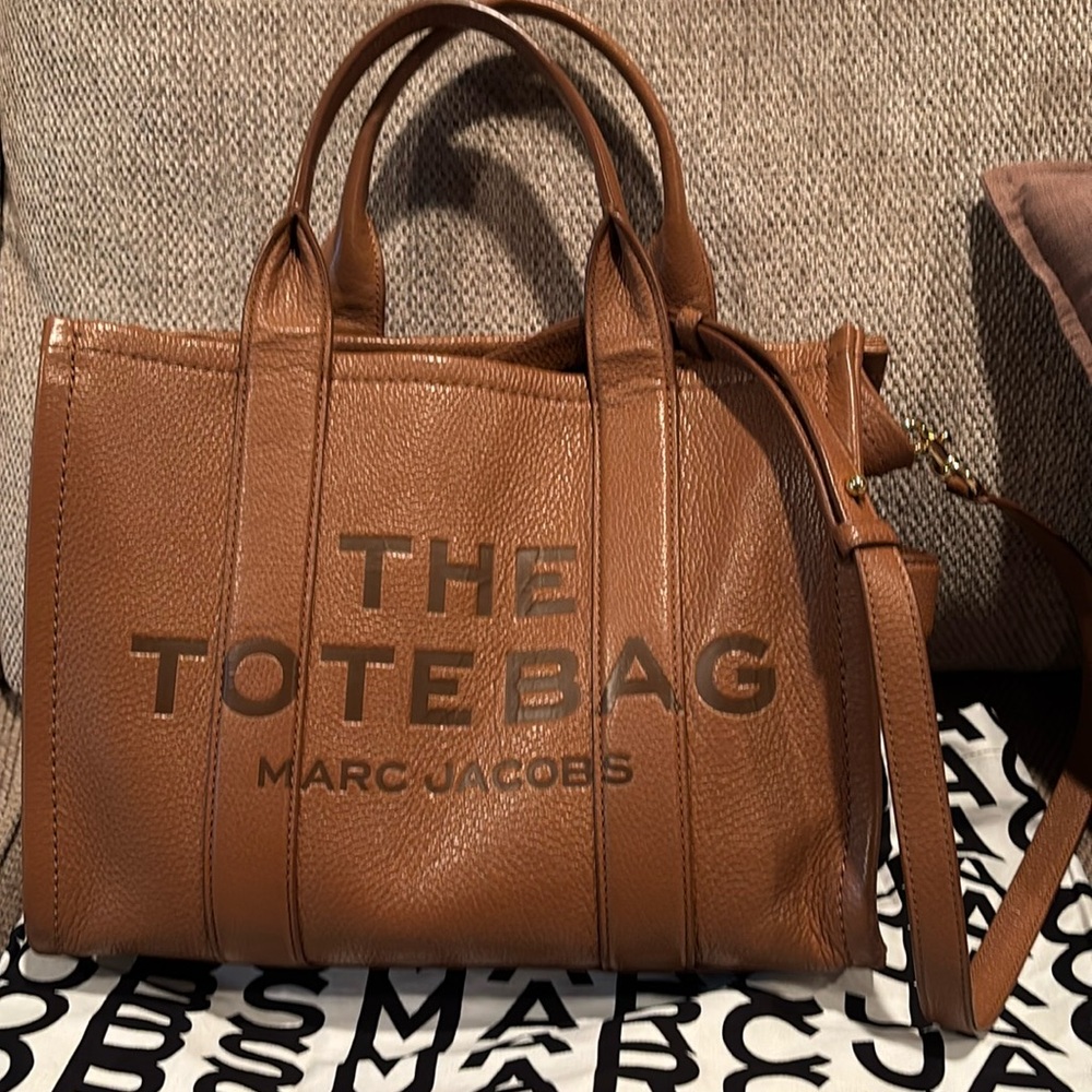 Marc Jacobs The Tote Bag medium argan oil color